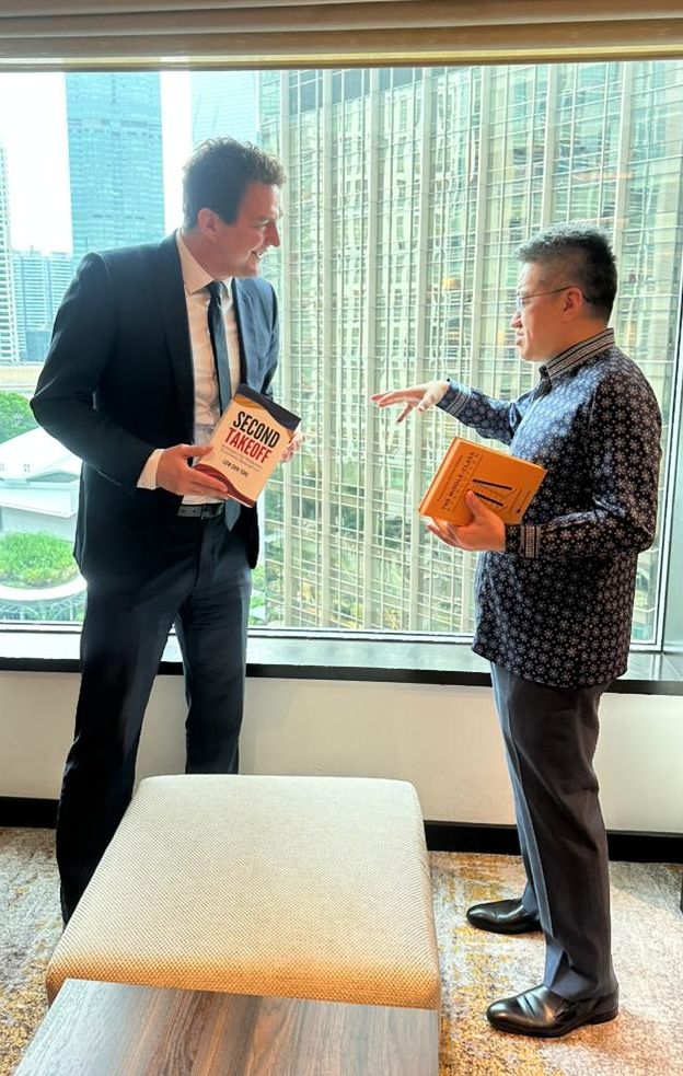 Dr György László könyvvel